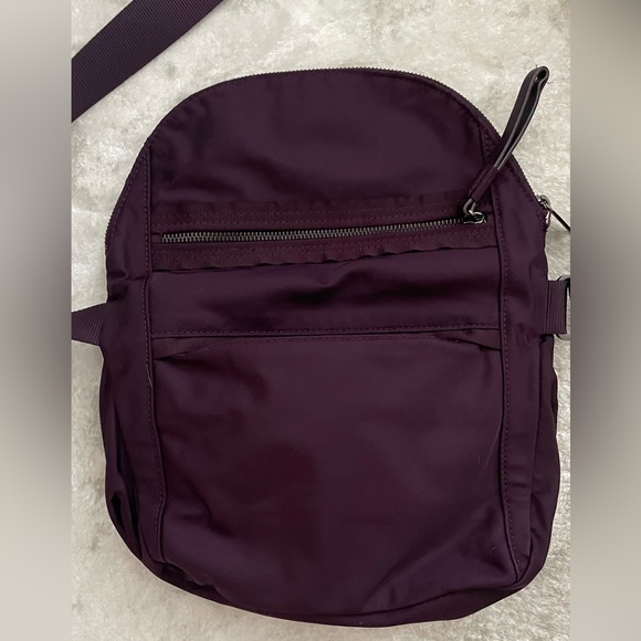 COPY - Lululemon 5L - 3 outside pockets - mesh pocket and zippered pocket insid… - Picture 9 of 12